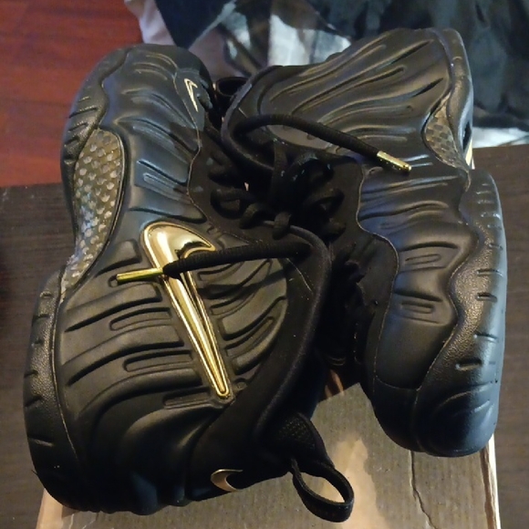 Nike Air Foamposite Pro (2018) Black Metallic Gold Mens 9 Womens 10.5 EUC - Picture 7 of 10
